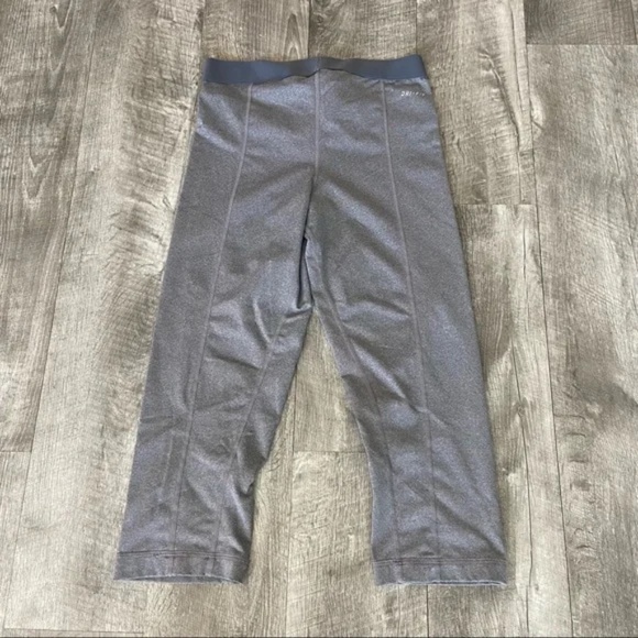 Nike Pro 3/4 Length Workout Leggings - Picture 3 of 3